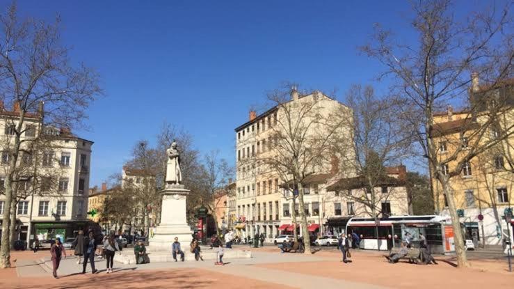 Le Jardin Croix Roussien Apartment Лион Екстериор снимка